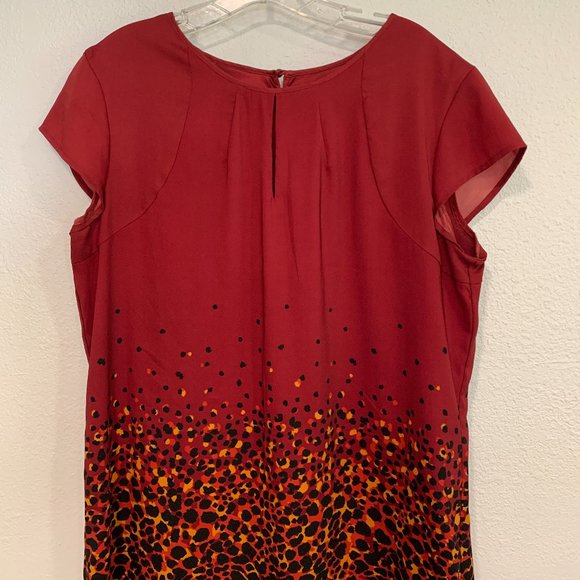 Jupe Plissée New York & Company - Rouge Foncé - Taille 8 - Longueur Genou - Chaîne Dorée - Occasion Très Bon état